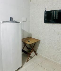 una mesa pequeña en una cocina con nevera en Casa top aeroporto en Macaé