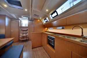 Kuchyň nebo kuchyňský kout v ubytování Sailing Yacht Queen Eliza