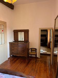 Habitación con tocador de madera y espejo. en Borgo Antico di Masserano tra laghi e monti en Masserano