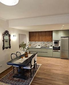 Kuchyňa alebo kuchynka v ubytovaní NOVI's Luxury Apartment 2