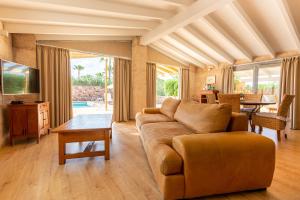 a living room with a couch and a table at Finca Amapola - Agrotourismus in Campos