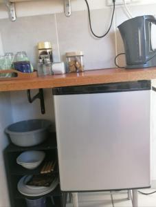 a kitchen with a counter top on top of a dishwasher at Hoenerhok in Vanrhynsdorp