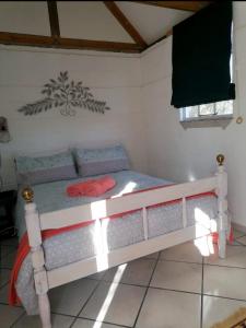 una camera con letto bianco di Hoenerhok a Vanrhynsdorp