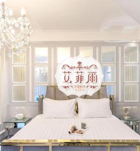 Un dormitorio con una cama con un letrero chino encima. en 艾菲爾精品民宿, en Hualien City