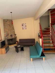 uma sala de estar com um sofá e uma lareira em Villa Olympia Skafidia em Skafidia
