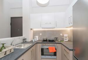 Una cocina o kitchenette en minimal spacious apartment in Kallithea