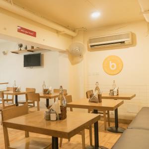 Bloomrooms @ New Delhi Railway Station的电视和/或娱乐中心