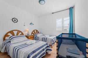 En eller flere senge i et værelse på Home2Book Charming Apt Caleta de Caballo Beach