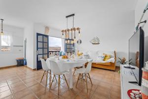 comedor con mesa blanca y sillas en Home2Book Charming Apt Caleta de Caballo Beach, en Caleta de Caballo