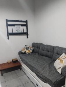 um sofá cinzento num quarto com uma mesa em Alquilo depto 1 dorm en Zárate em Zárate
