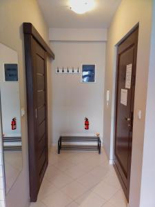 korytarz z drzwiami i ławką na ścianie w obiekcie Trendy Apartment Kochanowskiego Street w Krakowie +5 zdjęć