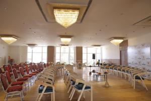 um quarto grande com uma mesa longa e cadeiras em V Hotels and Resorts em Chīrāla