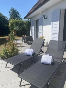 zwei Handtücher liegen auf einem Tisch auf einer Terrasse in der Unterkunft À Saint Jean in Saint-Jean-du-Cardonnay