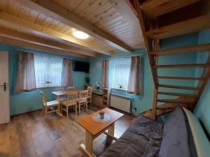 Domek pod soszowem في فيسلا: غرفة معيشة بها درج وطاولة