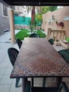 d'une table et de chaises dans un patio avec une table et des chaises. dans l'établissement Casa Particular, à Aljaraque