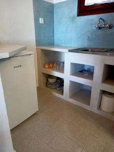 普迪斯媞卡的住宿－Coocooonari - Zephyr，厨房配有水槽和台面