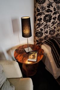 a table with a lamp on it next to a bed at Ad Sidera in Pastrengo