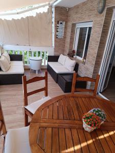 sala de estar con mesa de madera y sillas en Apartamento Caravaca, en Santa Pola