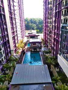 an overhead view of a swimming pool between two tall buildings at TOP Muzaffar Homestay in Ayer Keroh