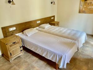 サンタ・マルガリーダにあるFinca S'Olivar d'Es Coscoisのベッド2台が隣同士に設置された部屋です。