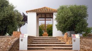 a small white building with stairs in front at Casa Rural Valle de los Molinos in El Cristo del Espíritu Santo