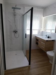 y baño con ducha, aseo y lavamanos. en Apartamento Caravaca en Santa Pola