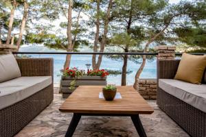 un patio con 2 divani e un tavolo in legno di Labranda Senses Resort a Vrboska (Verbosca)