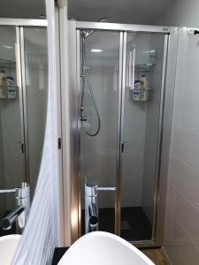 ein Bad mit einer Glasdusche und einem WC in der Unterkunft Apartamento Caravaca in Santa Pola