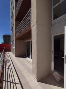 een balkon met uitzicht op een gebouw bij Lindo Apartamento Ibagué-Tolima in Ibagué
