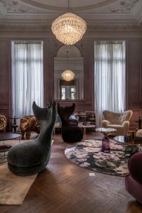 a living room with two black cats sitting on the floor at Yndo Hôtel in Bordeaux