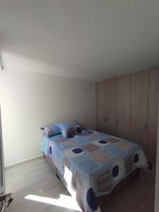 Een bed of bedden in een kamer bij Lindo Apartamento Ibagué-Tolima