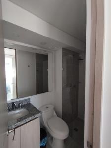 een badkamer met een toilet, een wastafel en een douche bij Lindo Apartamento Ibagué-Tolima in Ibagué