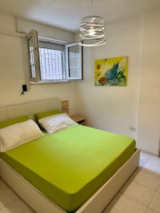 トッレ・サン・ジョヴァンニ・ウジェントにあるMonte Rosa Apartmentsのベッドルーム1室(緑色のベッド1台付)
