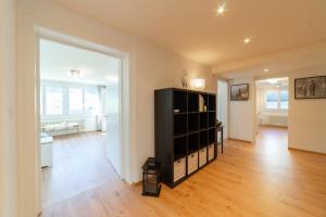 Lisighaus في ويلدهاوس: غرفة معيشة مع رف كتاب أسود