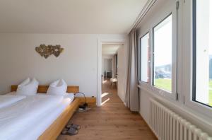 Lisighaus في ويلدهاوس: غرفة نوم بها سريرين ونافذة كبيرة