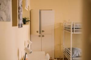 Habitación con nevera y litera en Girls Hostel en Cracovia