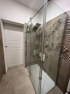 um chuveiro com uma porta de vidro na casa de banho em A casa di Rosy em Casalecchio di Reno