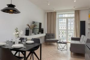 Posedenie v ubytovaní Trendy Apartment Marszałkowska with City View near Ogród Saski by Renters