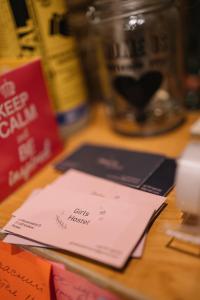 uma mesa de madeira com alguns envelopes em cima em Girls Hostel na Cracóvia