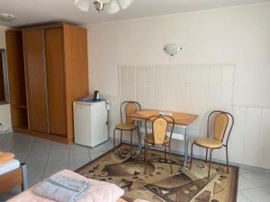 吉波瓦的住宿－Dom Wczasowy Mrokon，厨房配有桌椅和冰箱。