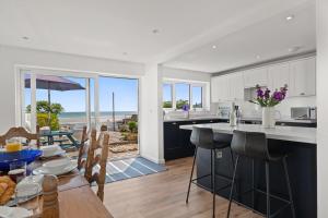eine Küche und ein Esszimmer mit Blick auf das Meer in der Unterkunft Strand Cottage - Direct Beach Access in Saundersfoot