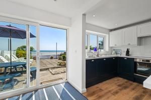 eine Küche mit Meerblick in der Unterkunft Strand Cottage - Direct Beach Access in Saundersfoot + 36 Fotos