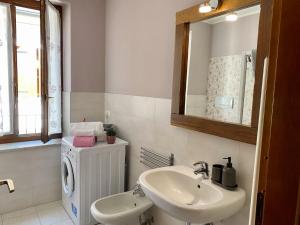 een badkamer met een wastafel en een spiegel bij Dolce Dormire appartamento fiore in Negrar