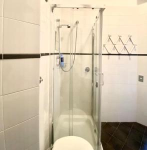 カリアリにあるAcqua Chiaraのガラス張りのシャワーとトイレ付きのバスルーム +25枚の写真