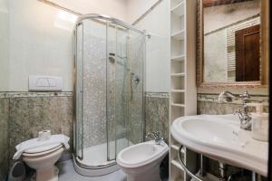 uma casa de banho com um chuveiro, um WC e um lavatório. em Petit Loft em Veneza