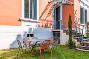 une table et des chaises devant une maison dans l'établissement Villa with pool and garden close to Lyon - Welkeys, à Champagne-au-Mont-dʼOr