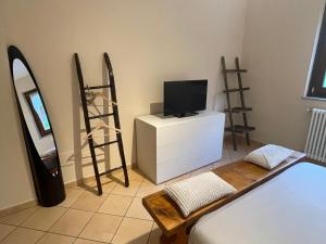 una habitación con TV en una cómoda con un tvictericter en Casa Iris, en Omegna