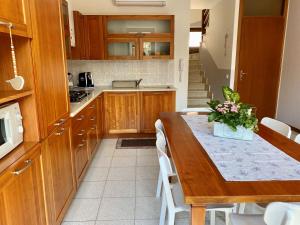 een keuken met een houten tafel en een eetkamer bij Dolce Dormire appartamento fiore in Negrar