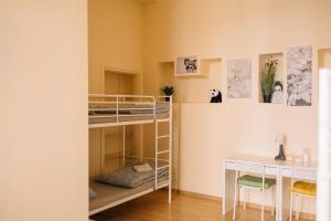 een kamer met een stapelbed en een bureau bij Girls Hostel in Krakau