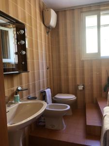 a bathroom with a sink and a toilet at Casa elegante in centro a Paglieta in Paglieta +6 photos